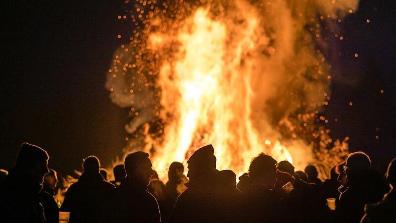 Osterfeuer dürfen nur abgebrannt werden, wenn bestimmte Auflagen eingehalten werden.