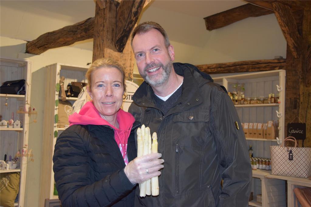 Ostern war Auftakt der Spargelsaison im Landkreis Stade: Tina und André Kröber a...