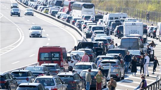 Osterstau vor dem Gotthardtunnel: Kilometerlange Kolonne auf der A2
