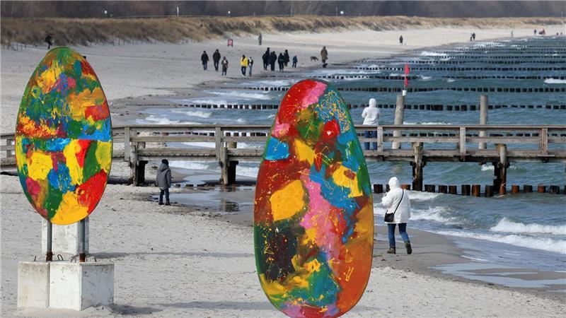Osterstimmung in Zingst: XXL-Eier am Strand begrüßen den ersten Touristenhöhepunkt des Jahres.