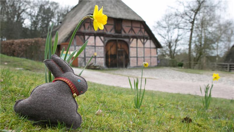 „Ostervergnügen“ mit Basteln und Spielen für Familien im Freilichtmuseum Kiekeberg.
