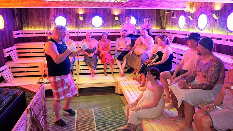 Ostfriesen brechen den Weltrekord für den längsten Sauna-Aufguss. Für den neuen Bestwert wollen sie bis spät in die Nacht saunieren.