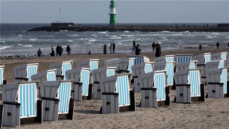 Sturmtief fegt über Deutschland – Verletzte und Fährausfälle Ostseestrand in Warnemünde. Nicht überall blieben die Strandkörbe stehen