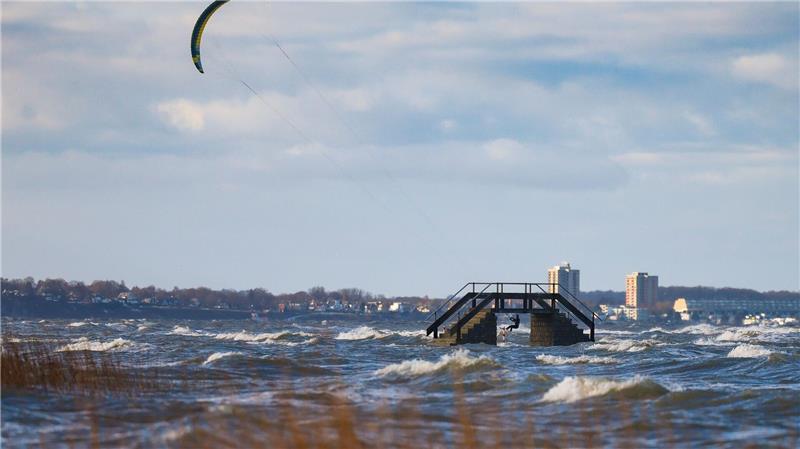Oststurm hat das Wasser der Ostsee gegen die Küste gedrückt.