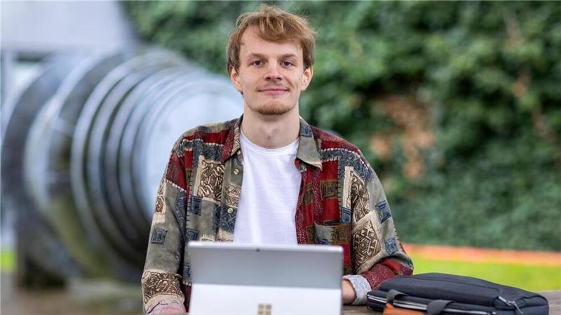 Otis Jaudszim, Azubi bei Airbus Aerostructures in Nordenham, möchte Fluggerätmechaniker in der Fachrichtung Fertigungstechnik werden.