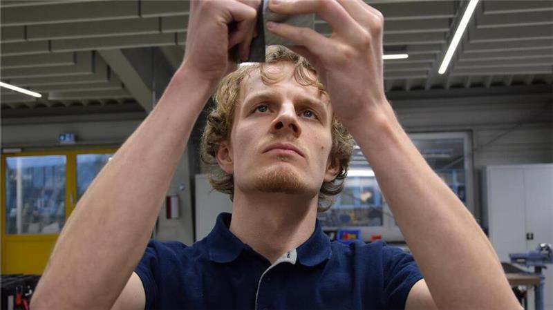 Airbus: Bester Fluggerätmechaniker heißt Otis Jaudszim Otis Jaudszim lernte in seiner Ausbildung die Genauigkeit zu schätzen, die er ohnehin als perfektionistisch veranlagter Mensch nicht ablegen kann. So ist es kein Wunder, dass er zu den Besten seines Fachs gehört.
