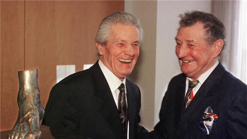 Ottmar und Fritz Walter (r).