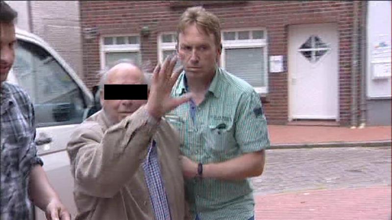 Otto H. bei seiner Vorführung beim Haftrichter. Foto: Hellwig,TVR, Archiv