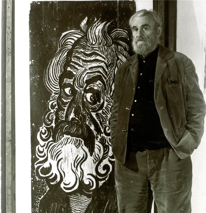 Otto Pankok vor seinem Selbstbildnis, um 1958.