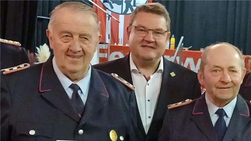 Otto Schlichting (Breitenwisch) und Walter Jungclaus (Neuland) wurden neben anderen für 60-jähriges Engagement in der Feuerwehr geehrt (von links). In der Mitte: Samtgemeindebürgermeister Holger Falcke.