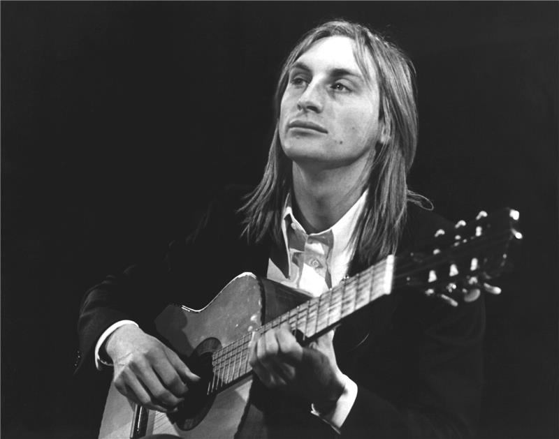 Otto Waalkes, Blödelbarde und Entertainer, mit Gitarre bei der Aufzeichnung seines ersten Fernsehauftritts im im Mai 1973. Foto: Jürgen Dürrwald/dpa