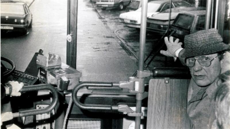 Tempo-30-Zone: Als Buxtehude bundesweit für Aufsehen sorgte Otto Wicht in Aktion: Hier testet er die Funktionalität der verkehrsberuhigenden Bauten in einem Linienbus.