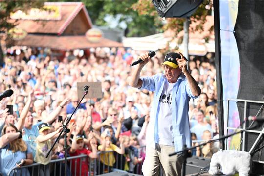 Otto feiert auf der Bühne in Emden den Geburtstag der Ottifanten. Foto: Lars Penning/dpa