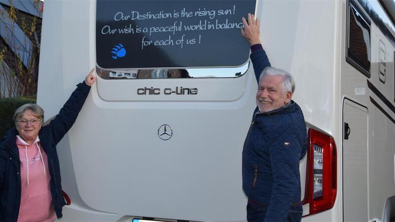 „Our destination is the rising sun!“: Gabi und Uwe Felauer zeigen die beiden englischen Sätze auf ihrem Wohnmobil.