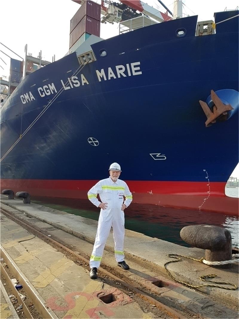 Overall, Arbeitsschuhe, Sicherheitshelm: Henning Köhlert in voller Montur vor dem Frachtschiff „CMA CGM Lisa Marie“. Foto: Lohmann
