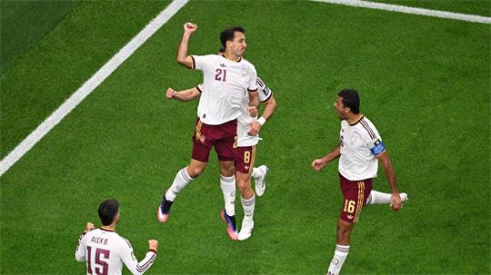 Oyarzabal (Mitte) bejubelte seinen Elfmetertreffer zum 1:0 ausgelassen.