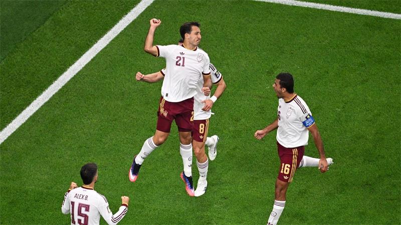 Auf die spanische Art: Drei Gründe fürs WM-Finale Oyarzabal (Mitte) bejubelte seinen Elfmetertreffer zum 1:0 ausgelassen.