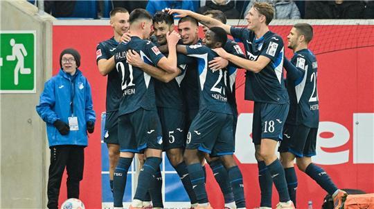 Ozan Kabak (3. Spieler von l.) bejubelt Tor und Rückkehr in die Startelf nach schwierigen Zeiten.