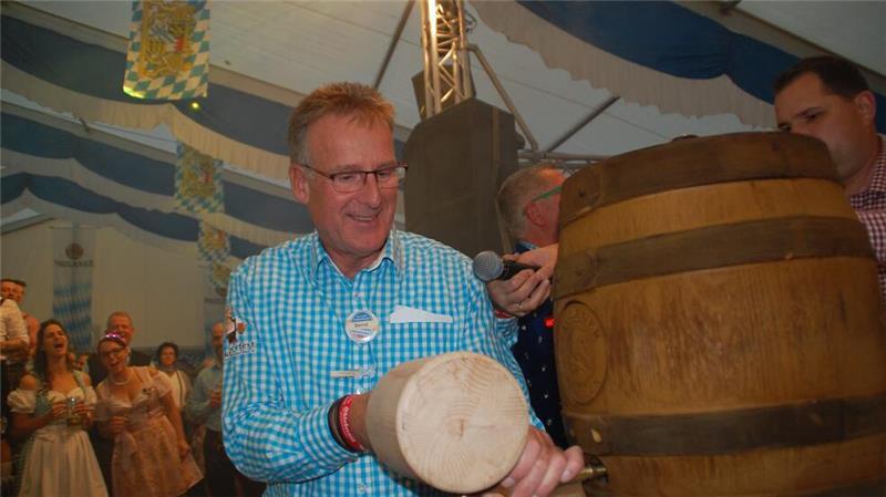 O'zapft is! Bernd Meinke, Vorsitzender des Vereins Insel im Moor, sticht traditionell das Bierfass an