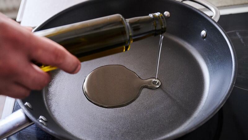 Giftige PFAS-Chemikalien: Zwei Studien lassen aufhorchen PFAS werden in zahlreichen Verbraucherprodukten eingesetzt, zum Beispiel in Kosmetika, Kleidung oder Kochgeschirr (Symbolbild).