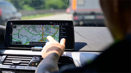 PRODUKTION - 02.07.2025, Niedersachsen, Maschen: Ein Polizist der Autobahnpolizei schaut auf das Navigationsgerät im Streifenwagen auf dem Stau angezeigt wird. (zu dpa: «70-Jähriger folgt Navi und fährt Böschung runter») Foto: Philipp Schulze/dpa +++ dpa-Bildfunk +++