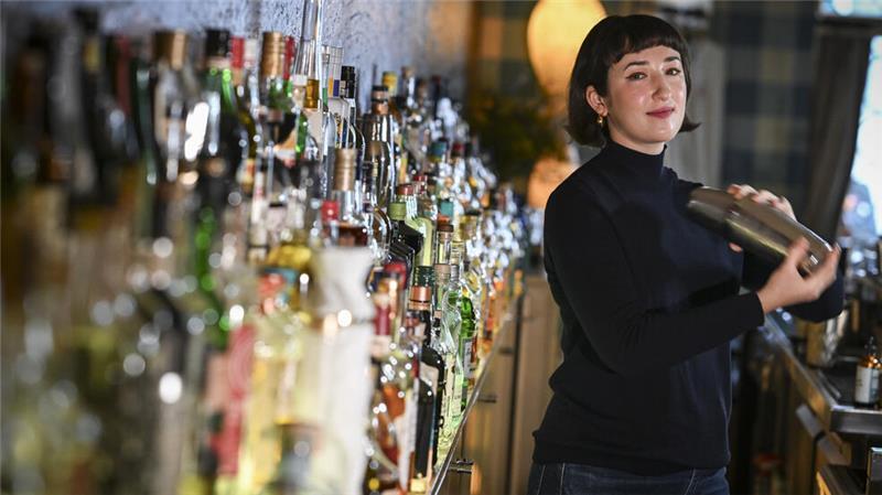 „Bar des Jahres 2025“: Drei Preise gehen nach Hamburg PRODUKTION - 11.10.2024, Berlin: Die Bartenderin Maria Gorbatschova mixt in der Green Door Bar in der Winterfeldtstraße in Berlin-Schöneberg. Sie und ihre Bar sind für die Mixology Bar Awards 2025 nominiert. Die Auszeichnung würdigt herausragende Leistungen der deutschsprachigen Bar-Szene. Sie wird zur Herbstmesse "Bar Convent Berlin" vergeben. (zu dpa: «Wo die «Bar des Jahres 2025» zu finden ist») Foto: Jens Kalaene/dpa +++ dpa-Bildfunk +++