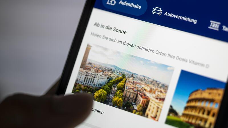 PRODUKTION - 16.05.2021, Berlin: Auf einem Smartphone ist die App des Reiseportals Booking.com zu sehen. Der Kartellsenat des Bundesgerichtshofs (BGH) nimmt am Dienstag (9.00 Uhr) die Geschäftsbedingungen von Buchungsportalen wie Booking.com unter die Lupe. Foto: Fabian Sommer/dpa +++ dpa-Bildfunk +++