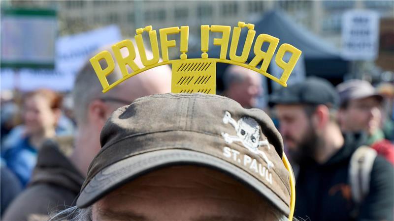 „PRÜF“ steht Veranstalterangaben zufolge für „Prüfung Rettet Übrigens Freiheit!“. 