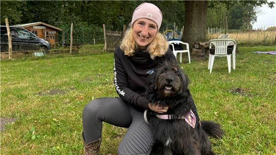 PSB-Assistenzhund in Ausbildung Fred mit seiner Trainerin Mia Müller von Dogs Acvtivity.