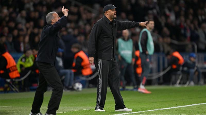 PSG-Coach Luis Enrique (l) und Bayern-Trainer Vincent Kompany in Aktion am Spielfeldrand.