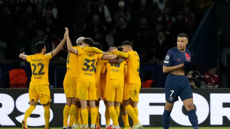 FC Barcelona siegt spektakulär bei PSG PSG-Star Kylian Mbappé (r) ist nach dem Siegtreffer des FC Barcelona bedient.