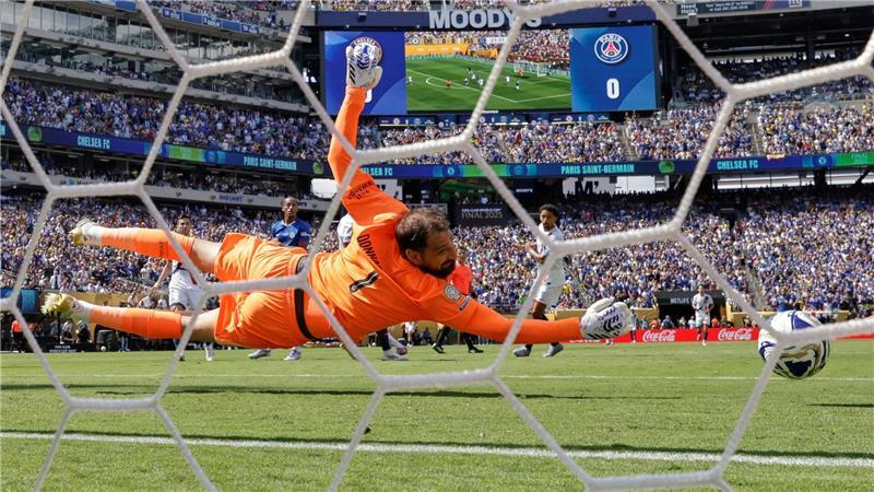 Show mit Trump: Chelsea und Supermann Palmer entzaubern PSG PSG-Torwart Gianluigi Donnarumma kommt nicht ran an den platzierten Schuss von Cole Palmer.