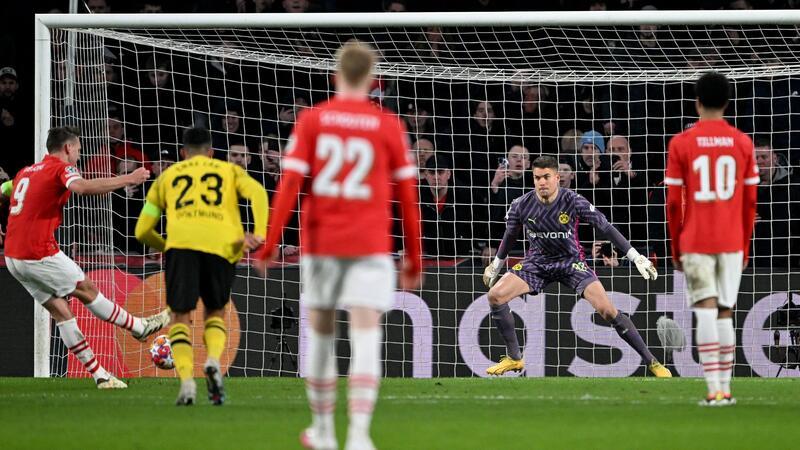Remis in Eindhoven - Hummels hadert mit dem Schiedsrichter PSV-Stürmer Luuk de Jong (l) verwandelte den Elfmeter zum Ausgleich.