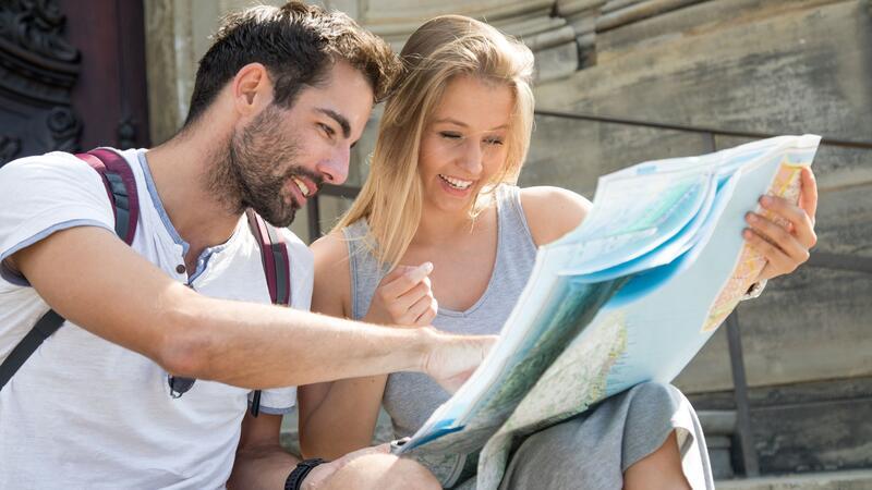 Paare, die aufeinander eingehen, reisen glücklicher.