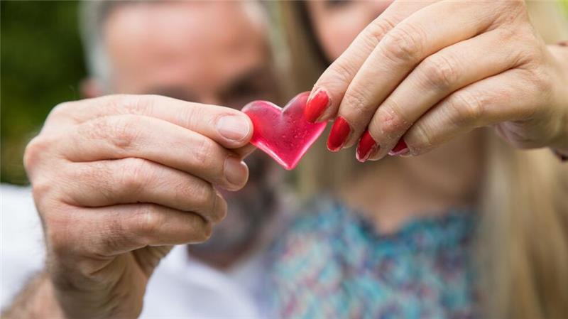 Wie man eine Beziehung neu beleben kann Paare können die romantische Liebe wieder aufleben lassen. Sie brauchen nur genügend Zeit füreinander.
