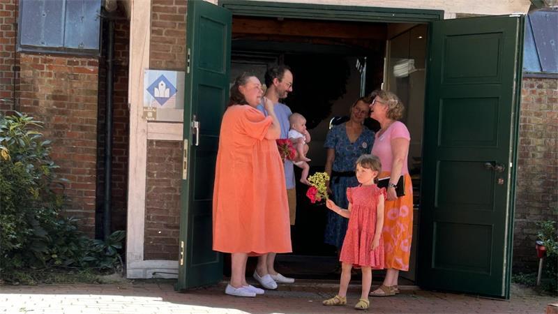 Spontan-Hochzeit: Die schönsten Bilder der Trauungen im Landkreis Stade Paare und Familien nutzen die Aktion „Einfach heiraten“ in der St.-Nikolai-Kirche in Borstel.
