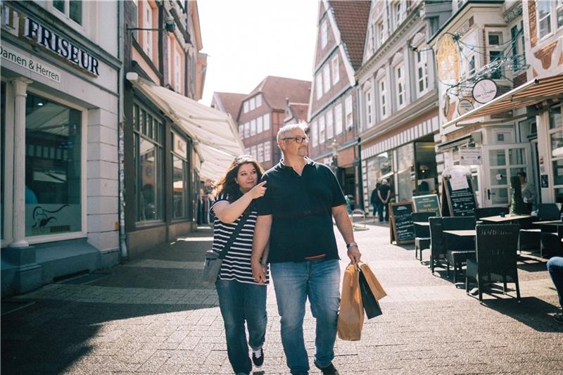 Paarweise geht es auf die Suche nach neuer Kleidung durch die Stader Innenstadt. Foto: Christian Boldt