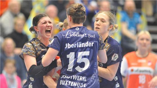 Packen mit gemeinsamen Kräften zu: Anika Hampel, Enna Oberländer und Johanna Andresen (von links).