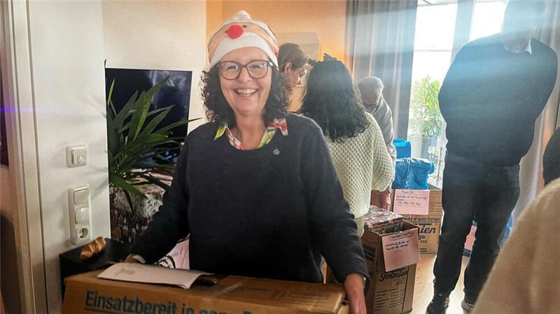 Geschenke-Tour in Stade: Unterwegs mit den Helfern des Weihnachtsmanns Packt mit an: Ute Lepp von den Lions.