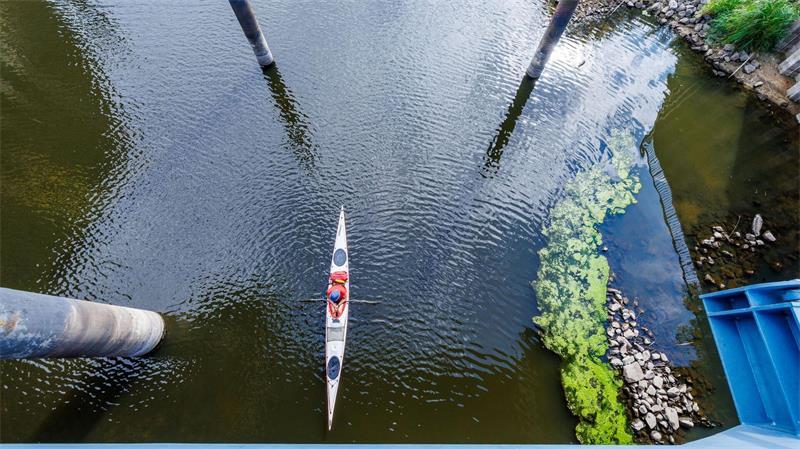 Paddler fahren von der Elbe kommend mit ihren Booten im Hafen von Dömitz bei Niedrigwasser in die Schleuse.
