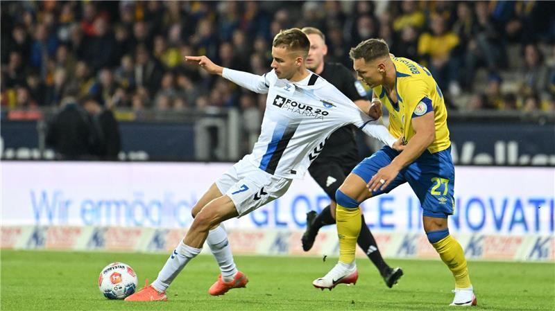 1:2 gegen Paderborn: Braunschweiger Absturz geht weiter Paderborn Torschütze Filip Bilbija (l) im Zweikampf mit dem Braunschweiger Sven Köhler.