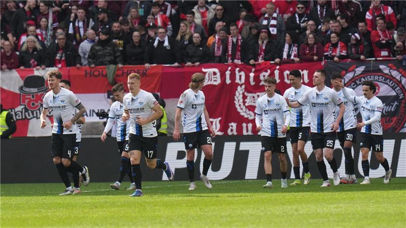 Paderborn gewinnt in Kaiserslautern.