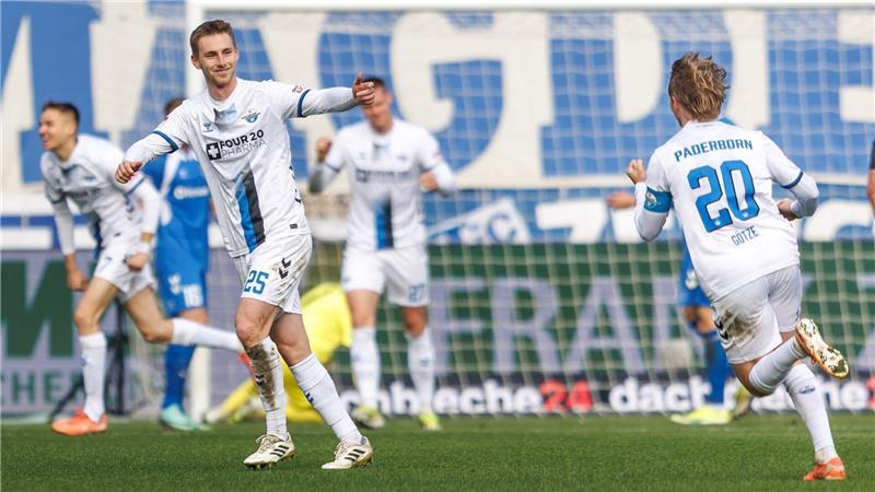 Mit Bollwerk zum Aufstieg? Schalkes Weg zum Spitzenteam Paderborn jubelt über das 1:0.