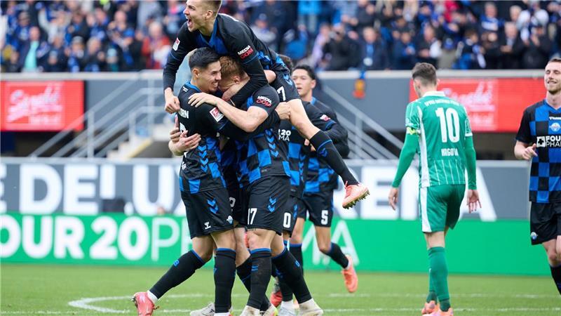 Paderborn jubelt über das Tor zum 1:0. 
