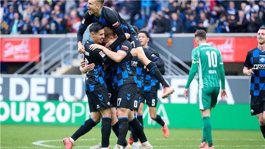 Paderborn schießt sich an die Tabellenspitze Paderborn jubelt über das Tor zum 1:0.