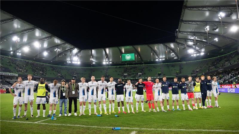 Paderborner Freude über das 0:0 in Wolfsburg.