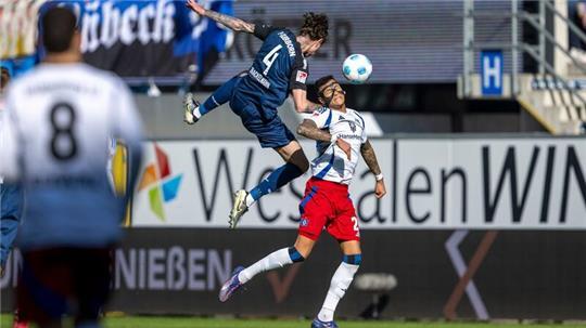 Paderborns Calvin Brackelmann (l) und Hamburgs Davie Selke kämpfen um den Ball.