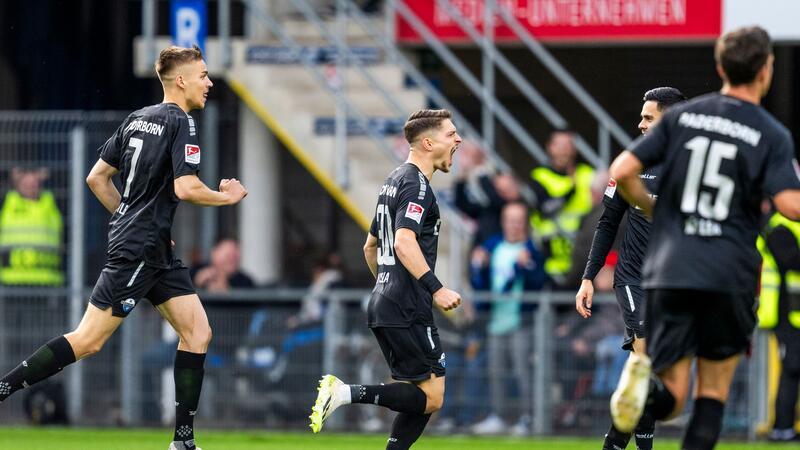 St. Pauli trotz 2:2 in Paderborn weiter Tabellenführer Paderborns Florent Muslija (M.) jubelt nach seinem Tor zum 1:0.
