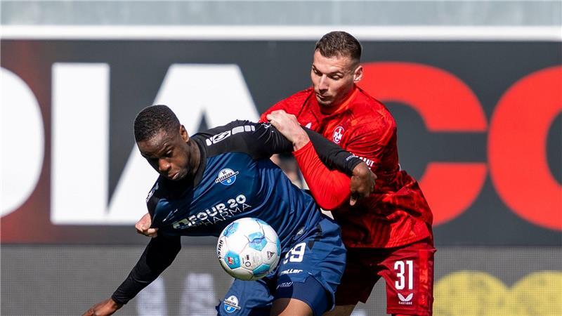 Acht-Tore-Spektakel: Paderborn besiegt Kaiserslautern Paderborns Ilyas Ansah (l) und Kaiserslauterns Luca Sirch im Zweikampf.