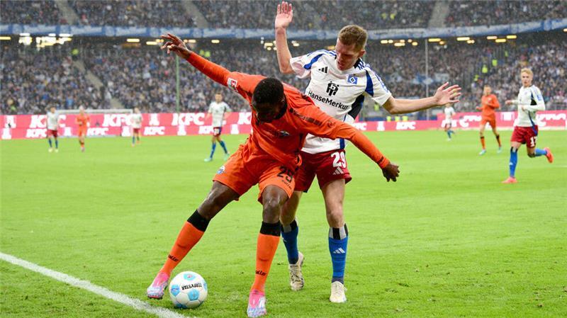Selbstkritik beim HSV – Torwart patzt erneut Paderborns Ilyas Ansah (links) und Hamburgs Emir Sahiti kämpfen um den Ball.